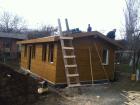 Монтират и първите сглобяеми къщи за пострадалите от земетрессн. pernikmedia.net
