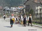 Лазарки лазаруват в село Кладница