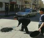 Китайци сами запълват дупки на пътя в София 04_1429182662