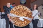 В Радомир изядоха огромна баница на сватба 07_1436442009