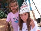 Хлапета правят шапки от вестници, за да изкарат пари за сладолед