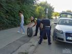 Полицаи смениха спукана гума на автомобил 08_1504003232