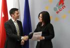 Едродепутатът Кристиян Вигенин връчва грамота на победителката Стаси