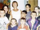 Ваня със семейството си от сираци преди да я уволнят