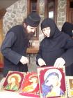 Майка Таисия показва на йеромонах Никанор уникалните икони