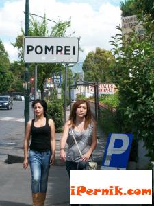 Красивите Лили и Таня крачат бодро из зеленините на Помпей
