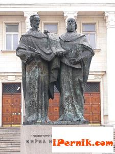 Паметникът на Кирил и Методий пред Народната библиотека в София 