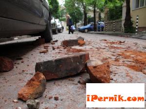 Перник снимка: тухли и отломки от земетресението