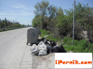 Перник Чували с боклуци и боклукчийска кофа