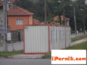 Пострадалите от земетресението още са във фургони и палатки сн. pernikmedia.net