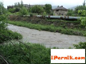Река Струма в центъра на Перник бе застрашително придошла на 29ти май 2012
