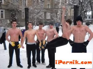 Разгорещени от уличния фитнес младежи от Перник