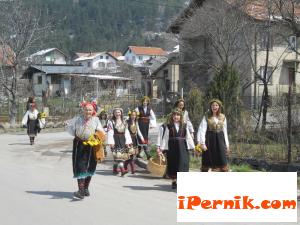 Лазарки лазаруват в село Кладница