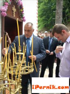 Премиерът запали свещичка за ЧРД в Дивотинския манастир
