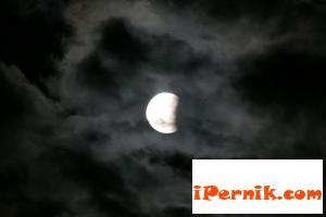 Облаците и Земята засенчват Луната
