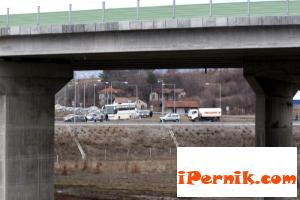 Протестиращите в Перник блокираха кръговото на АМ Люлин за един час 02_13617214