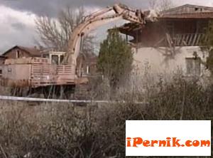 Събарят незаконните сгради в Перник 07_1372785307