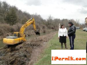 Започна почистването на Струма 07_1374503515