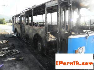 Изгоря тролей в Перник 01_1389615448