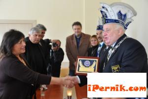 Ликовете на Росица Янакиева и барон Хенри Ван дер Кроон на пощенски марки 01_1390546680