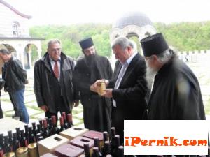 Компютърен спец е въртял курбани в манастир 05_1399445455