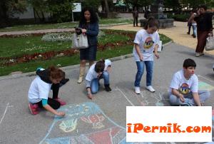 Деца изрисуваха асфалта в центъра на Перник в чест на Деня на Европа 05_1399530477