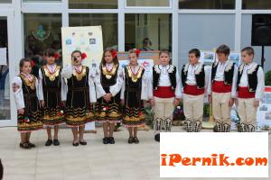 Отбелязаха 9 май с концерт на изпълнители от народно читалище “Напредък 1895″ в гр. Радомир 05_1399707427