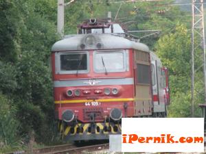 Влакът от Перник за София е прегазил човек