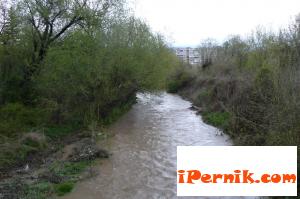 Река, която минава през пернишкия квартал "Мошино", наводнява 6 - 7 къщи 06_1403618828 сн: perniktoday.net