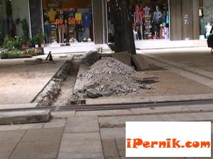 Централната улица в Перник потъна в прахоляк 07_1405510214