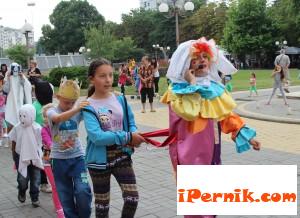 Деца и родители се събраха пред Двореца на културата в Перник 07_1406273898