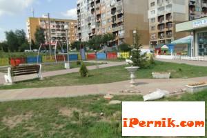 Детската площадка в кв. Тева се разрушава с всеки ден 08_1406881637