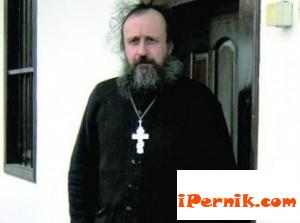 Авторът на "Черната овца" дразни монасите в Гигинсккия манастир 09_1411994594