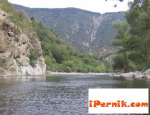 ТИР за малко да падне в Струма 03_1425657846