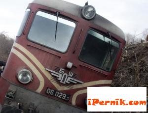 Локомотив излезе от релсите заради паднала скала 03_1425979020