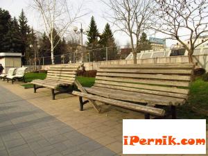 Боядисаха някои пейки пред Двореца на културата в Перник 04_1428300654