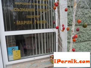 Украсиха кметството пред Изток с дръвче с великденски яйца 04_1428590445