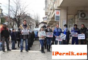 Недоволни се събраха пред ЧЕЗ във Враца 04_1428591901