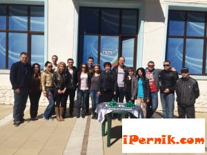 Младежите от ГЕРБ раздадоха яйца в Перник 04_1428823422