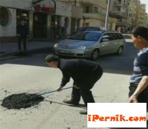 Китайци сами запълват дупки на пътя в София 04_1429182662