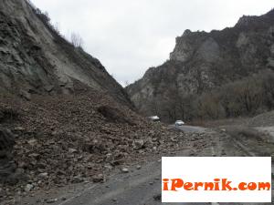 Освободиха от свлачище път в Кресненското дефиле 04_1429369628