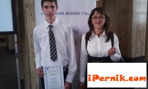 Десетокласник от Перник беше отличен в конкурс за есе 04_1429855437
