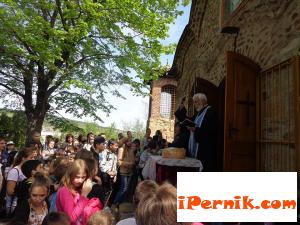 Помолиха се за децата от СОУ “Св. Св. Кирил и Методий” 05_1430976819