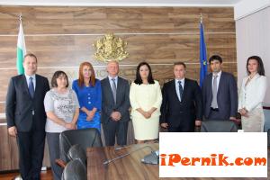 В МРРБ бяха сключени първите договори за предоставяне на безвъзмездна   финансова помощ 06_1433222042