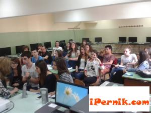 Евроклубът в Езиковата зададе въпроси на връстници онлайн в Бремен 06_1433755003