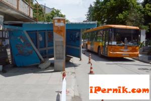 Автобус в София се е блъснал в козирка на спирка 07_1435817023