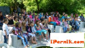 Постановка събра деца пред кметство "Изток" 07_1436338450
