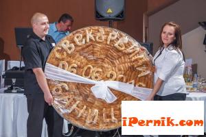 В Радомир изядоха огромна баница на сватба 07_1436442009