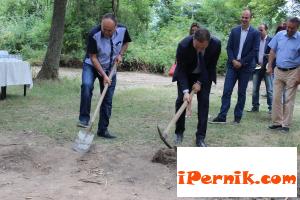 Направиха първа копка на парка в Перник 07_1436524109