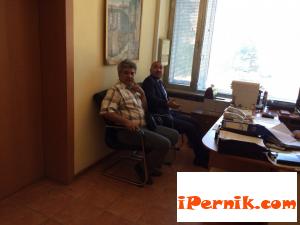 В канцеларията на секретарката на кмета на Перник се пуши 07_1437739227
